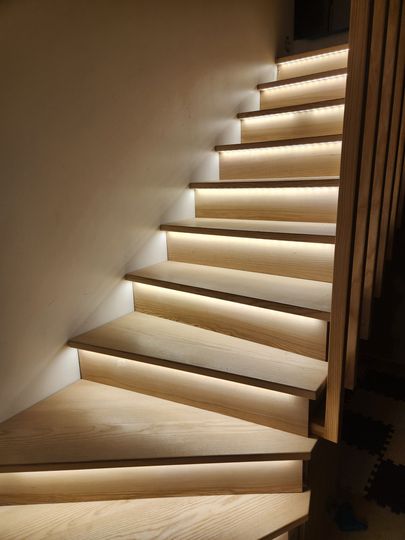 Éclairage LED d'escalier réalisé par Alexandre Singellos à Pertuis