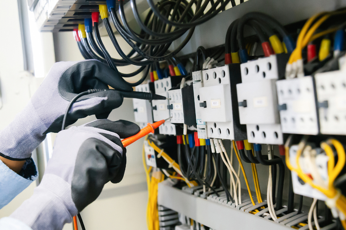 Électricien testant un tableau électrique à Pertuis
